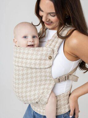 MABĒ The Monarch Buckle Carrier in Tan & Cream Houndstooth